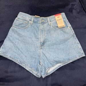 NWT Levi’s High Waisted Mom Shorts